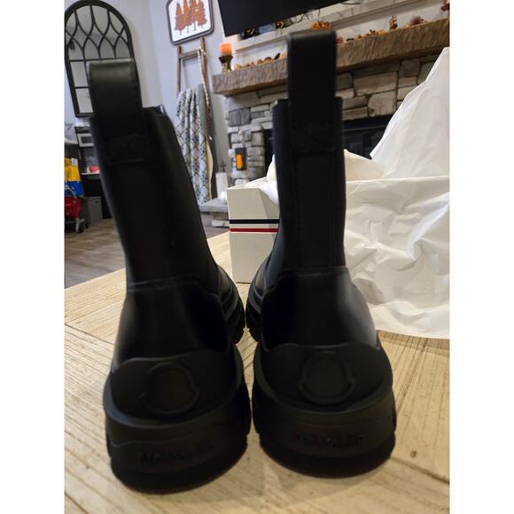 Moncler Hevea Chelsea Boots Black Leather Slip On Size EU 37.5 Ankle NIB 990 - Picture 4 of 6